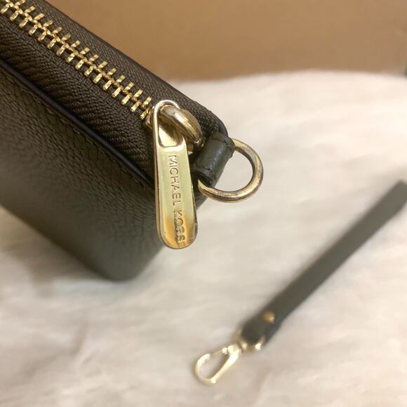 MICHAEL KORS Olive Green Pebbled Leather Zip Around 7" Wristlet Phone Wallet - Picture 6 of 16